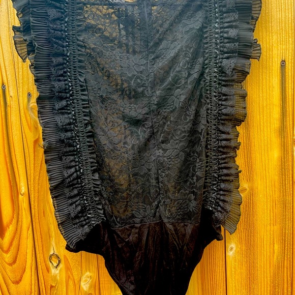 Body suit lace blouse top! Stunning sleeveless with beautiful decor of ruffles - Picture 4 of 4